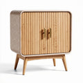 Mobiletto in legno bicolore con ante a doghe e gambe in legno naturale 60 x 40 x 75cm